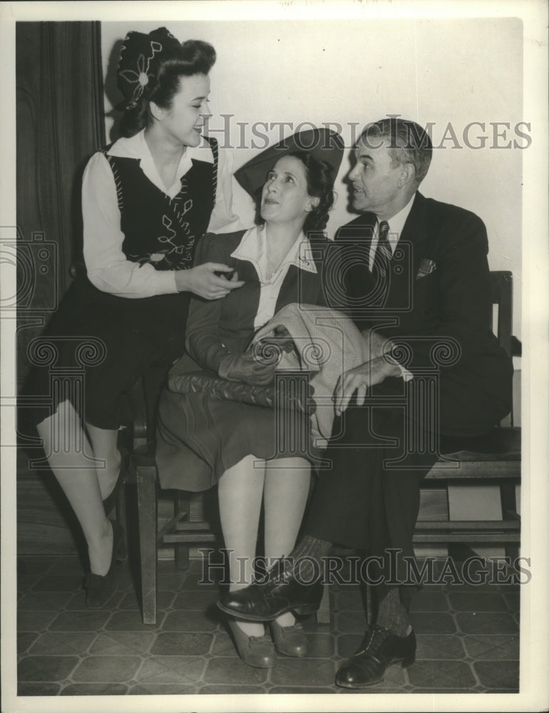 1943 Press Photo Members of Peggy Satterley's family in Court for Flynn Trial-Historic Images