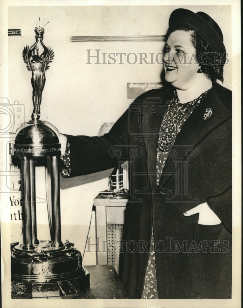 1938 Press Photo Singer Kate Smith Gives Approval To The William Hearst Trophy - Historic Images