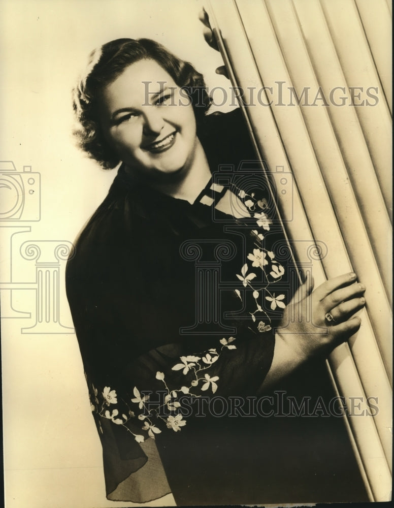 1938 Press Photo Versatile Radio Singer Kate Smith Poses For A New Picture-Historic Images