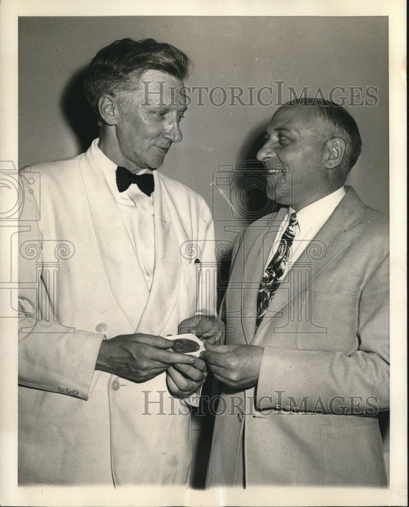 1944 Press Photo Sports Writer Whitney Martin and Don Rose at Atlantic City NJ - Historic Images