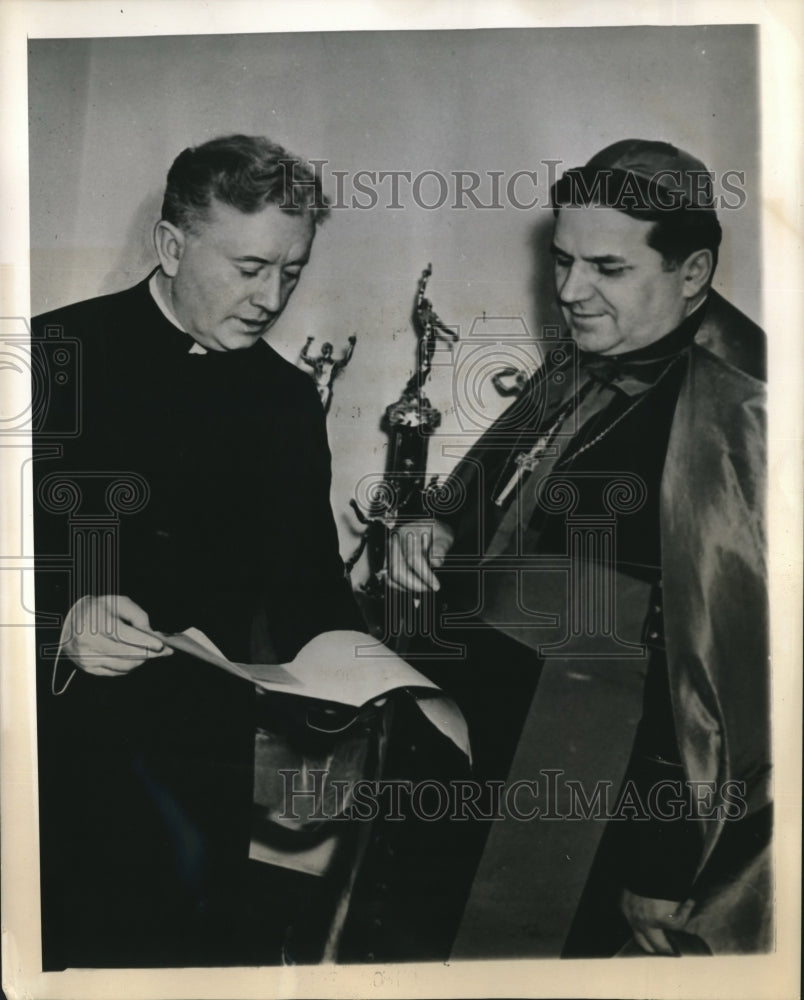 1944 Press Photo Rev Edward Murphy Sells Rights to Novel "The Scarlet Lily"-Historic Images