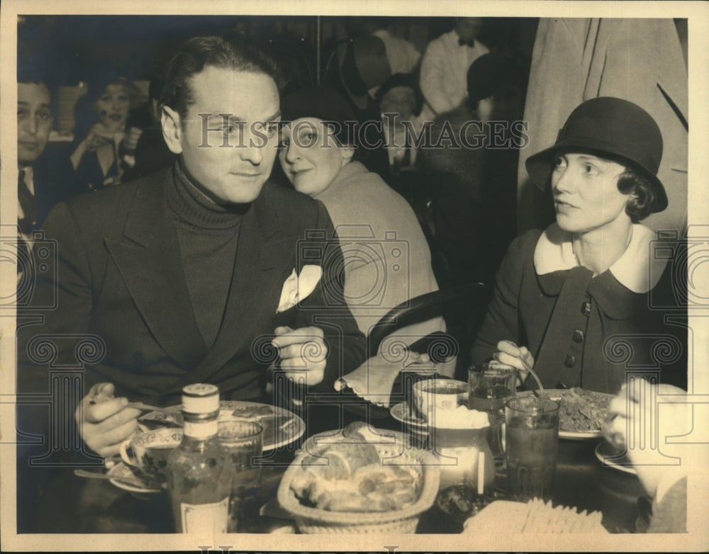 1933 Press Photo Guy Robertson & wife at the Brown Derby in Hollwyood - Historic Images