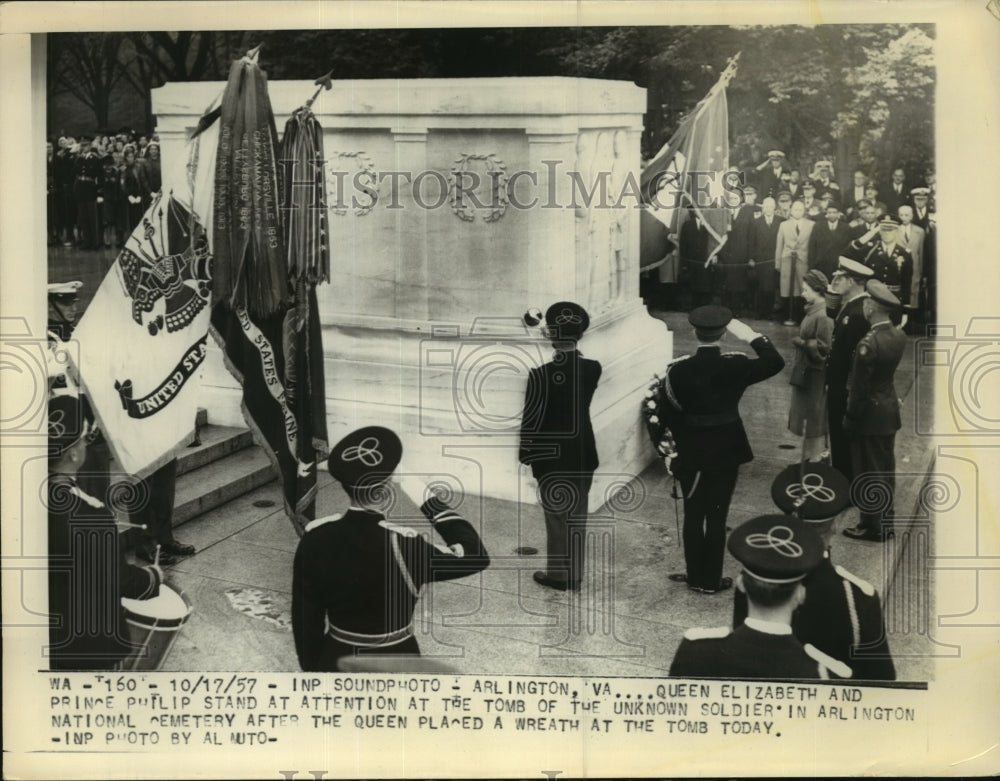 1957 Press Photo Queen Elizabeth and Prince Philip at Tomb of Unknown Soldier-Historic Images