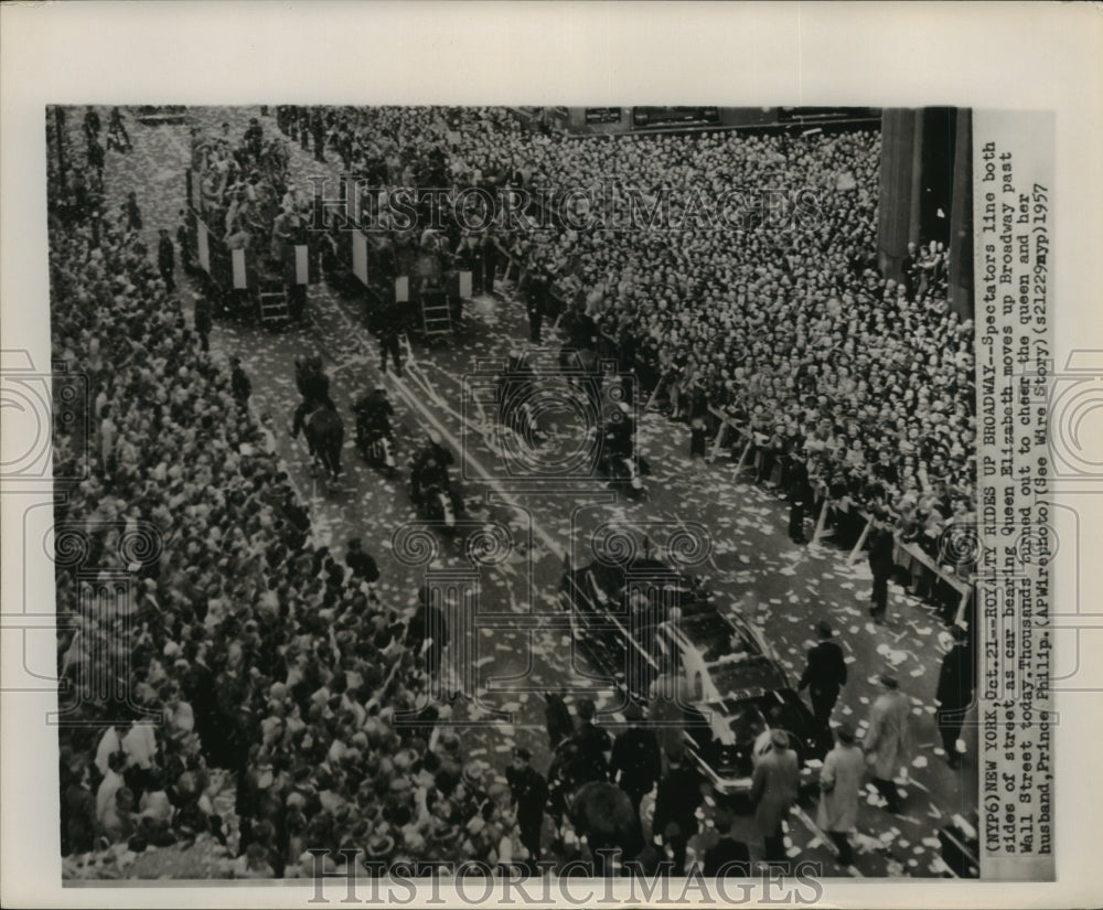 1957 Press Photo Queen Elizabeth of England in Broadway Parade, New York City-Historic Images