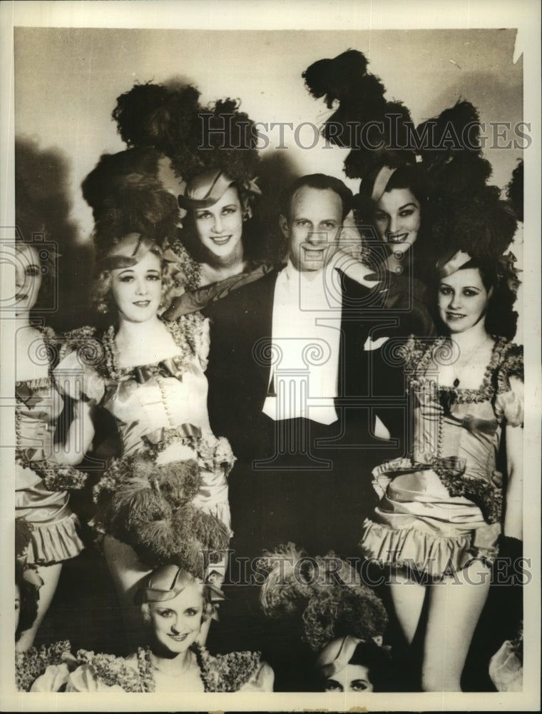 1936 Press Photo Vic Oliver, stage comedian, with his chorus girls - Historic Images