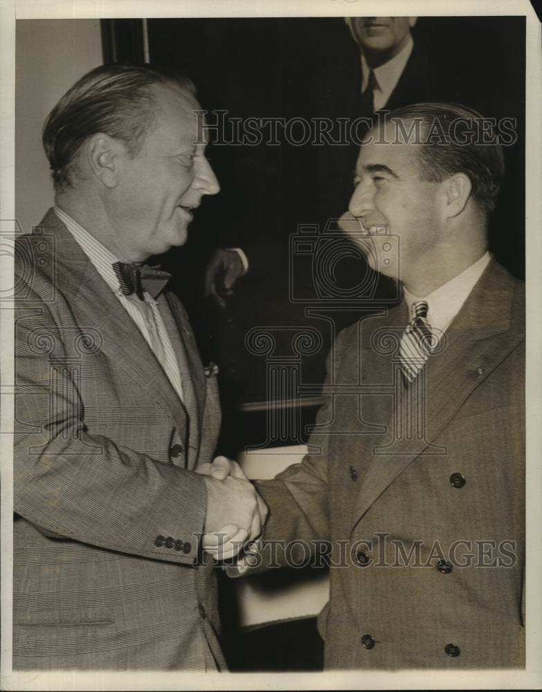 1942 Press Photo Alebert Chandler Congratulates Robert Reynolds on Child's Birth-Historic Images