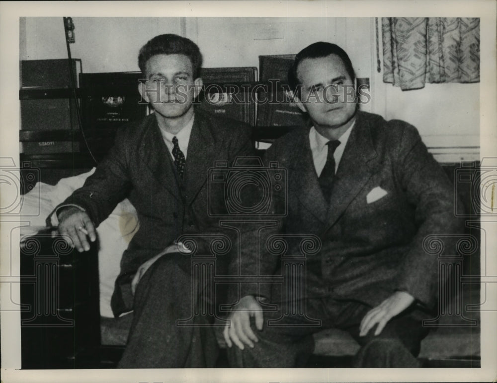 1952 Press Photo Captain Henrik Kurt Carlsen and Briton Kenneth Dancy in Cabin-Historic Images