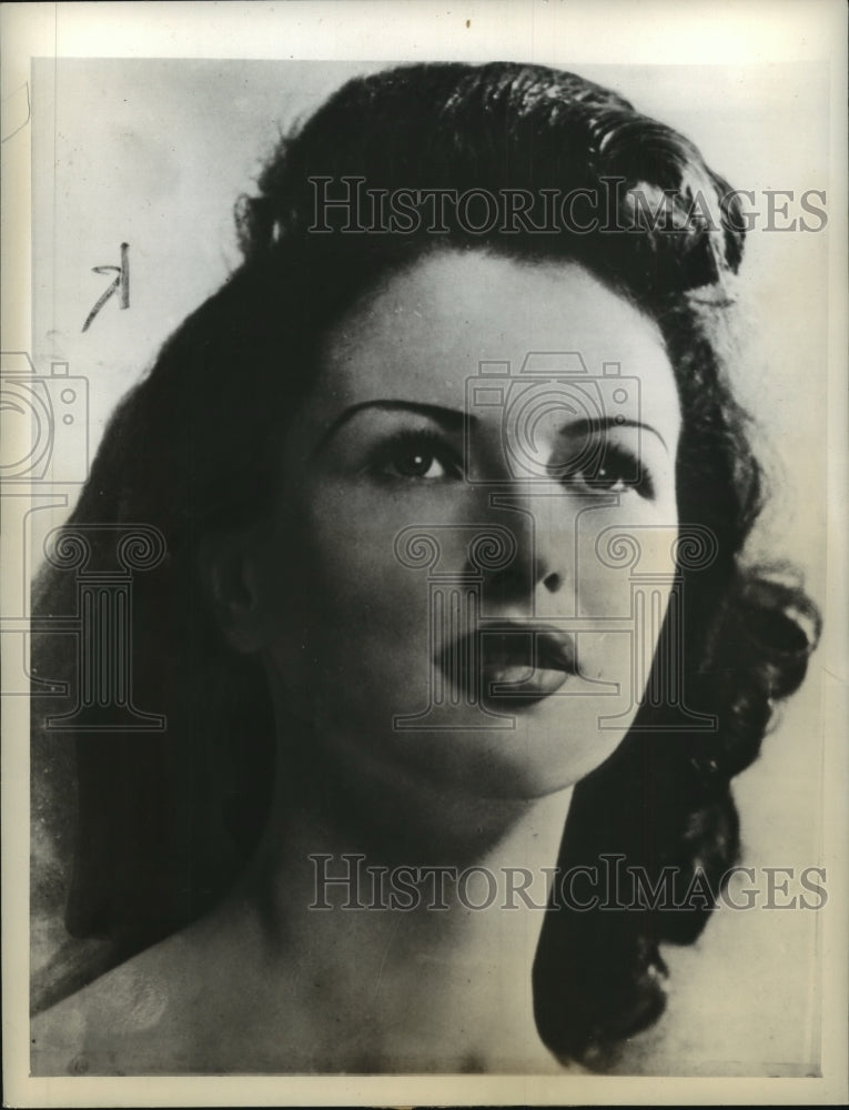 1943 Press Photo Showgirl Gillian Carpenter of London-Historic Images