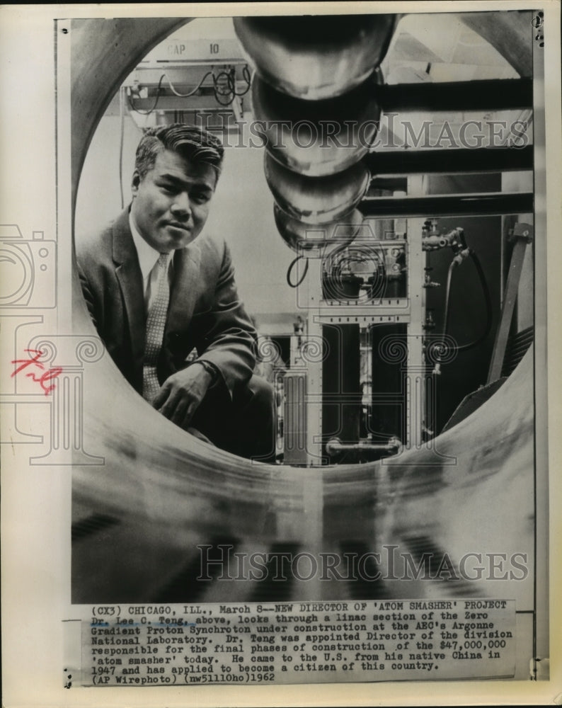 1962 Press Photo Dr Leo Teng with Zero Gradient Proton Sychroton-Historic Images