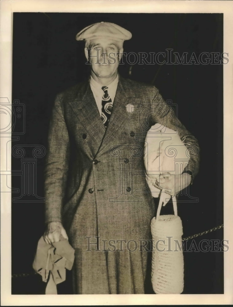 1937 Press Photo Publisher Merrill Meigs Boards Clipper for Nassau Sightseeing - Historic Images