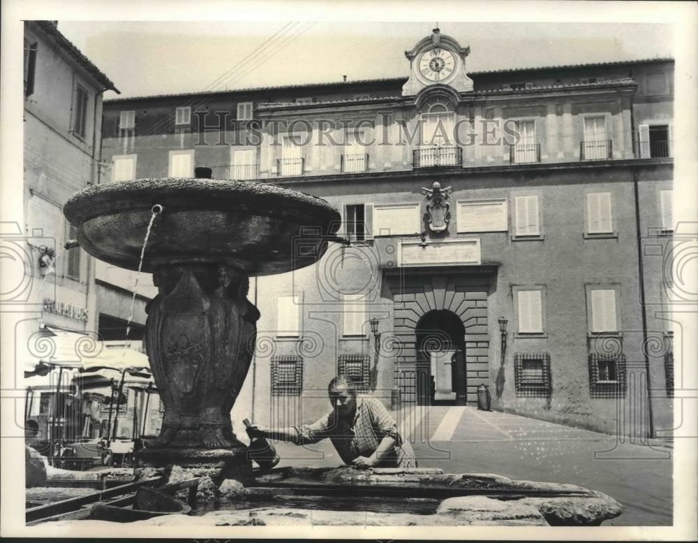 1957 Press Photo Woman Drawing Water from Bernini Fountain in Castel Gandolfo-Historic Images