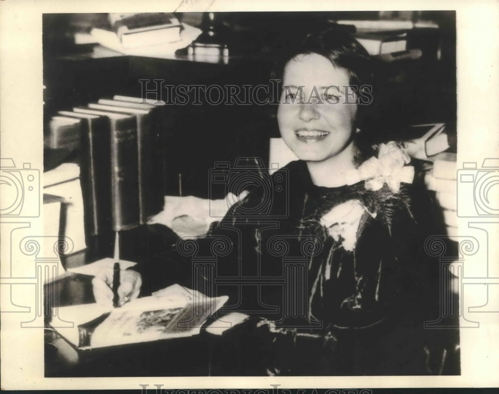 1934 Author Carolyn Miller Believed to Win Pulitzer Prize - Historic Images