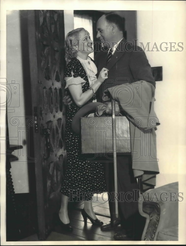 1933 Press Photo Actress Minna Gombell Arrives in Hollywood with Husband - Historic Images