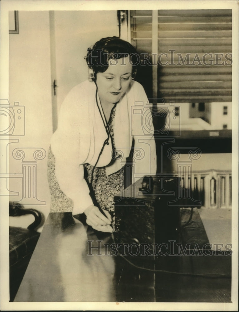 1935 Marion Smith Heads Largest Detective Agencies with Dictaphone - Historic Images