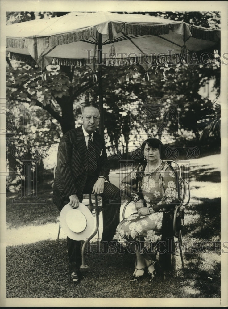 1928 Governor & Mrs Alfred E. Smith Shown on Executive Mansion Lawn - Historic Images