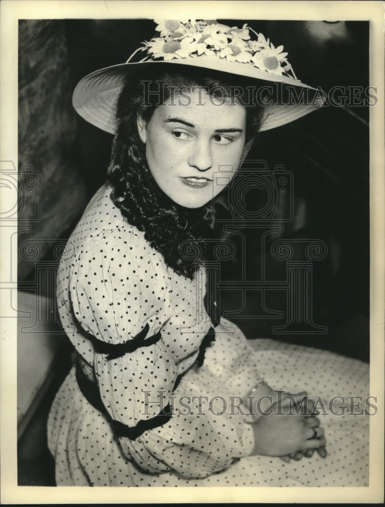 Press Photo Jean Wallace Shown Wearing Her &quot;Georgia Type Dress of 1930&quot; - Historic Images