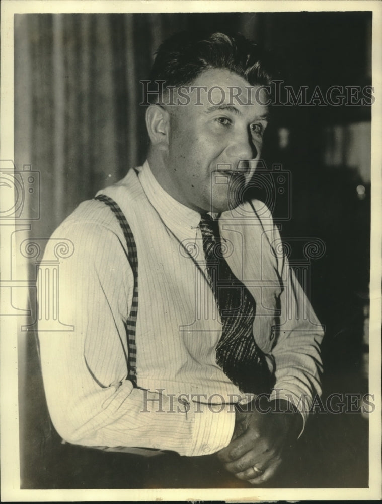 1934 Press Photo Alex Colvin Watched to Prevent Him of Turning Kidnappers Over-Historic Images