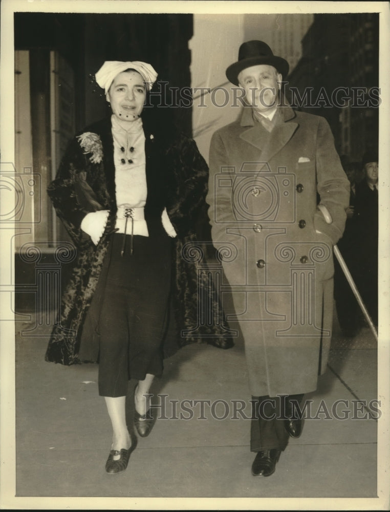 1936 Press Photo Mr &amp; Mrs J.L. Danielson Take Part in Annual Easter Parade-Historic Images