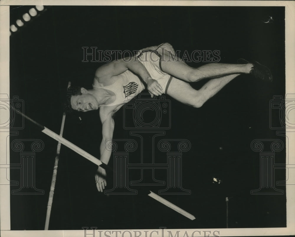 1950 Press Photo Bob Richards Shown Clearing Bar at K. of C. Games at the Garden - Historic Images