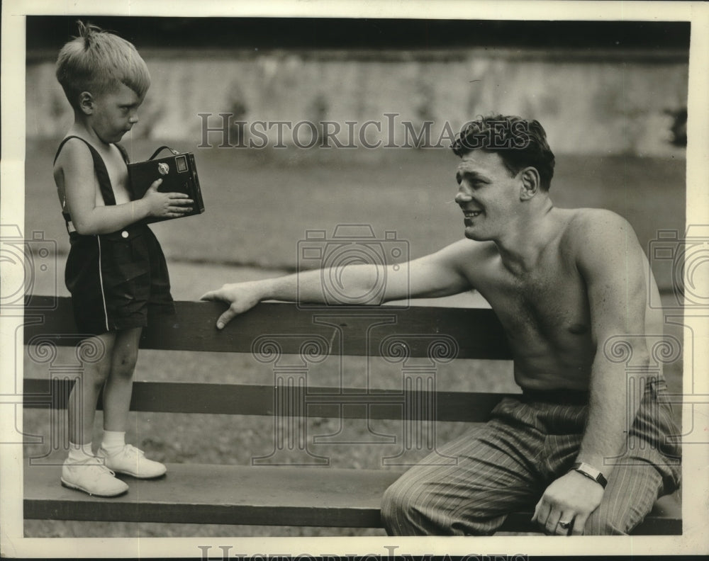 1939 Press Photo Bob Pastor Takes Time Out From Training to Pose For Admirer-Historic Images