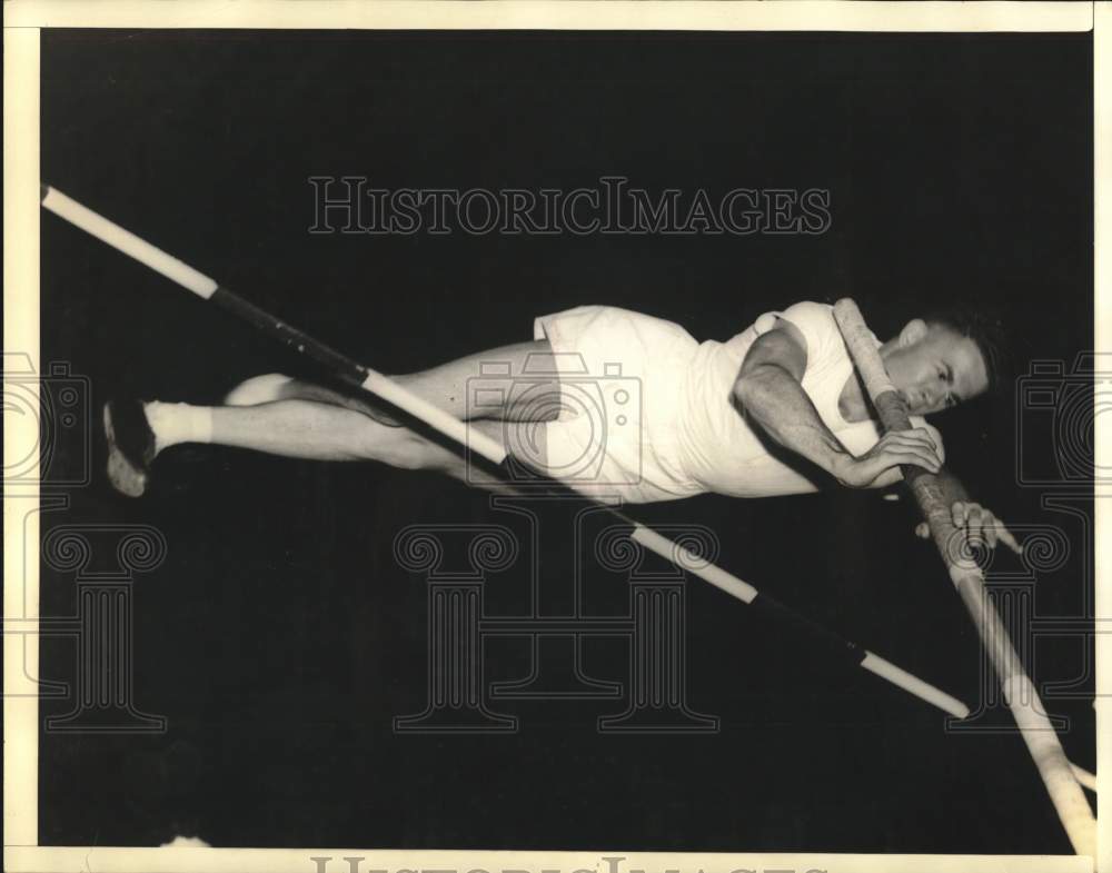 1936 Press Photo Earle Meadows, Golden Spikes Indoor Track &amp; Field Championship- Historic Images