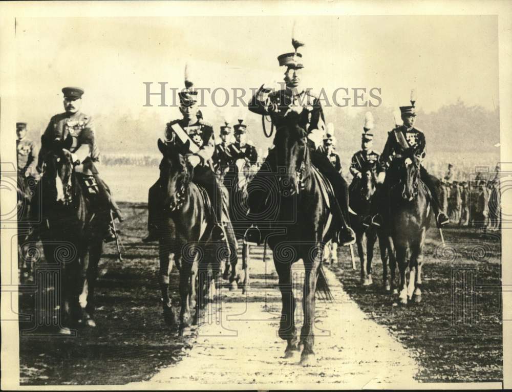 1930 Press Photo Emperor Hirohito reviews Japanese troops at Yoyogi Parade- Historic Images