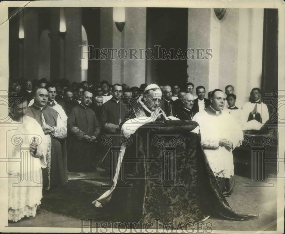 1931 Press Photo Holiness Pope Pius XI Shown Praying &amp; Blessing College of Faith - Historic Images