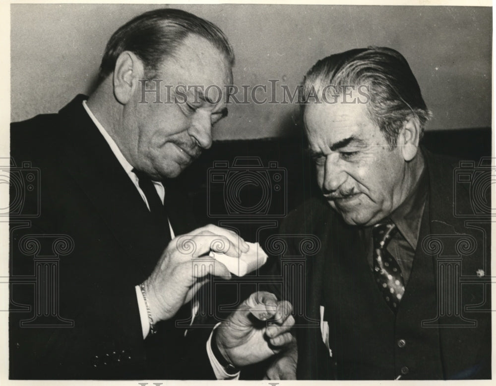 1946 Press Photo Wallace Berry Accused of False Imprisonment of Allan Whitney - Historic Images