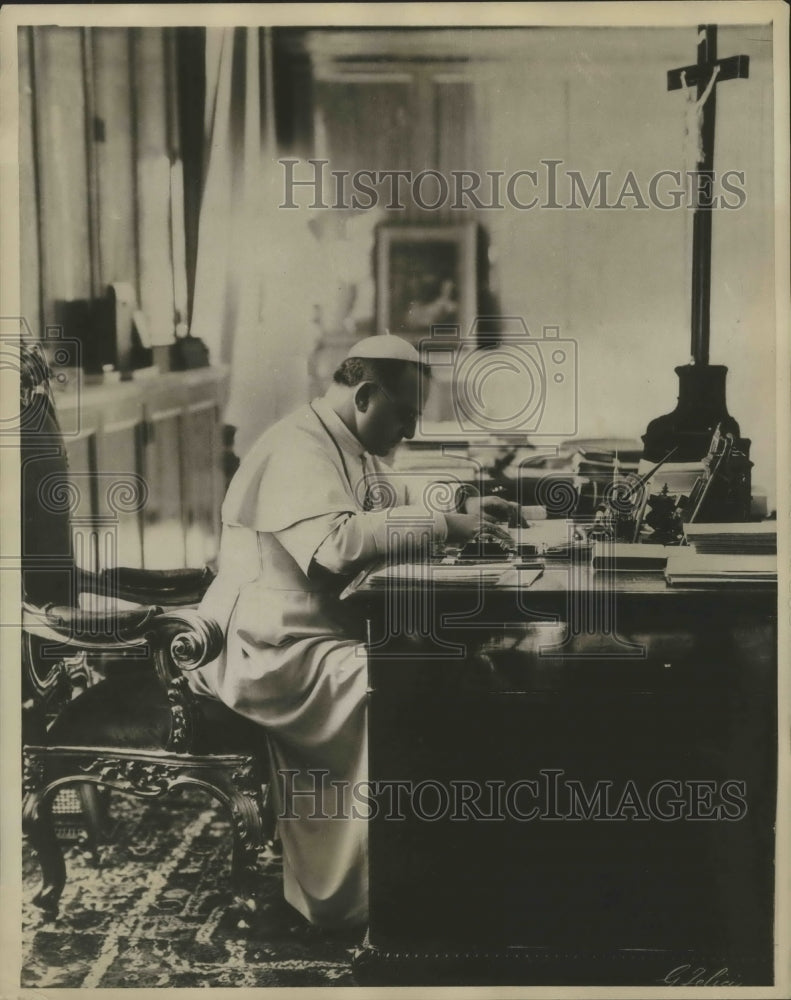 1930 Press Photo Pope Pius XIII Shown in His Study in the Vatican - Historic Images