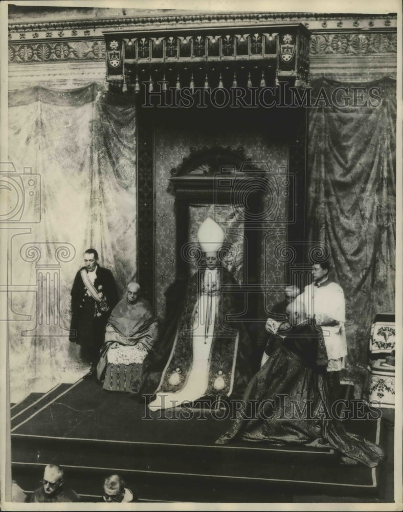 1930 Press Photo Pope Pius XIII on His Throne in St. Peters At Annual Services - Historic Images