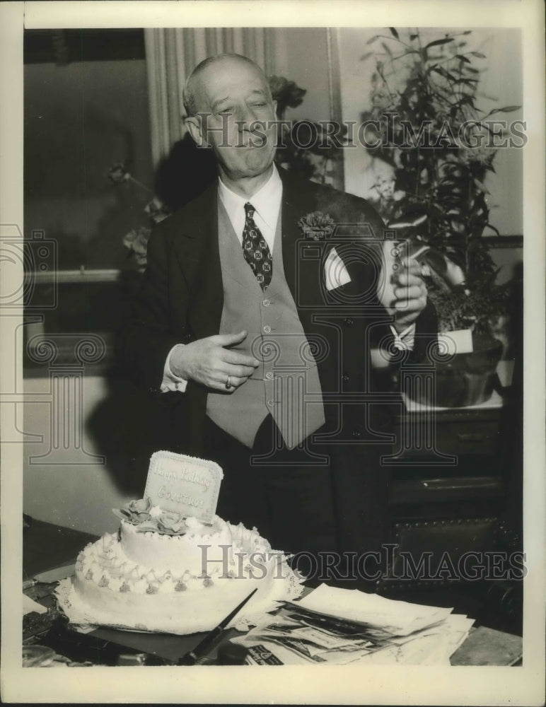 1940 Press Photo Al Smith with a &quot;Happy Birthday&quot; cake - Historic Images