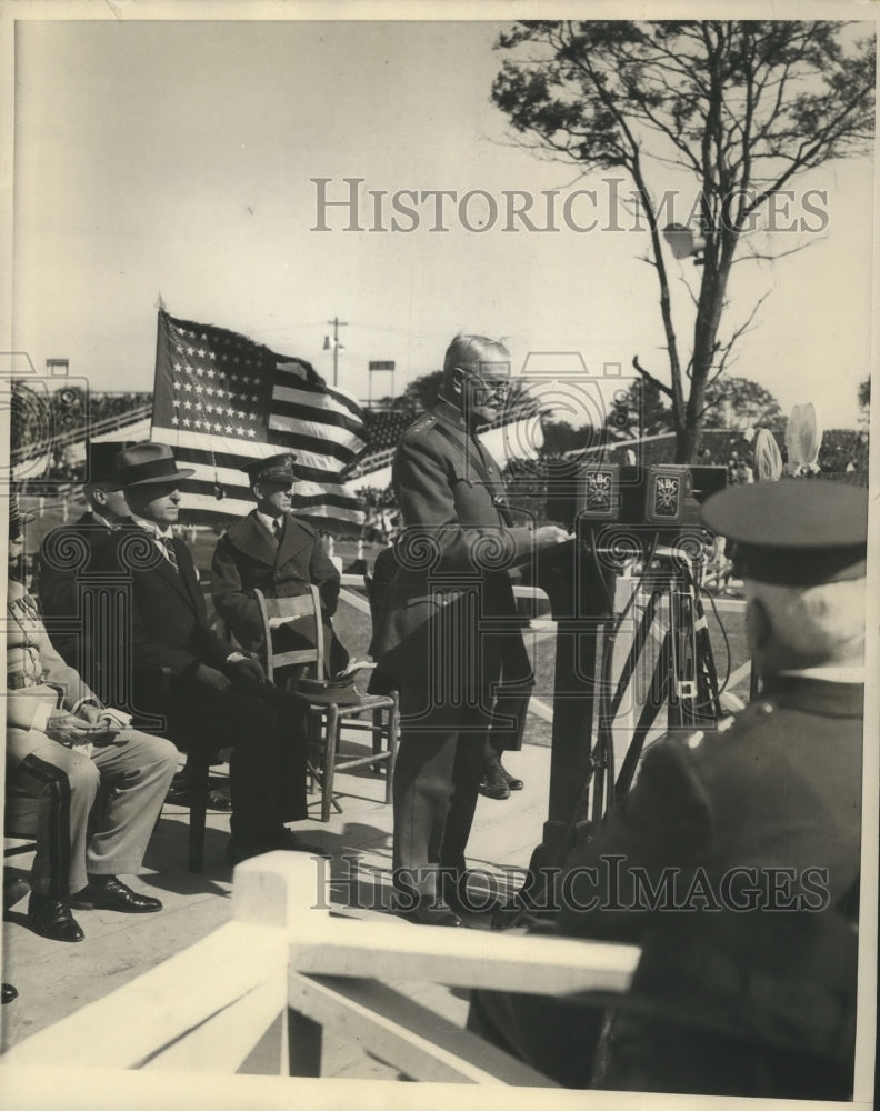 Press Photo John J. Pershing addressing spectators at Yorktown - Historic Images