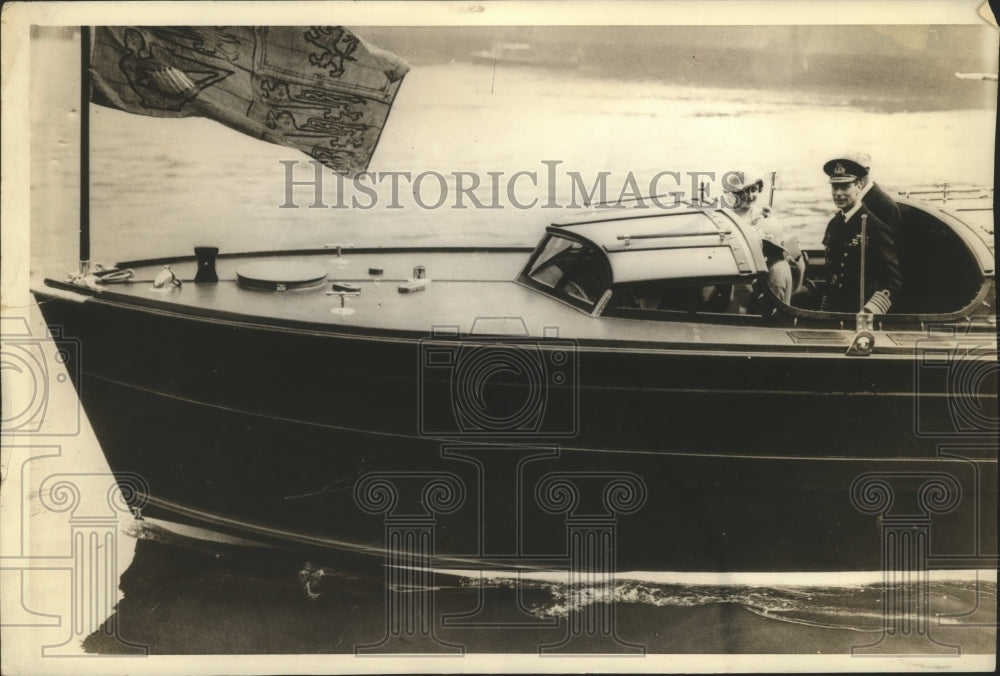 1937 Press Photo King George Shown in the Royal Barge as it Sped Down Thames - Historic Images