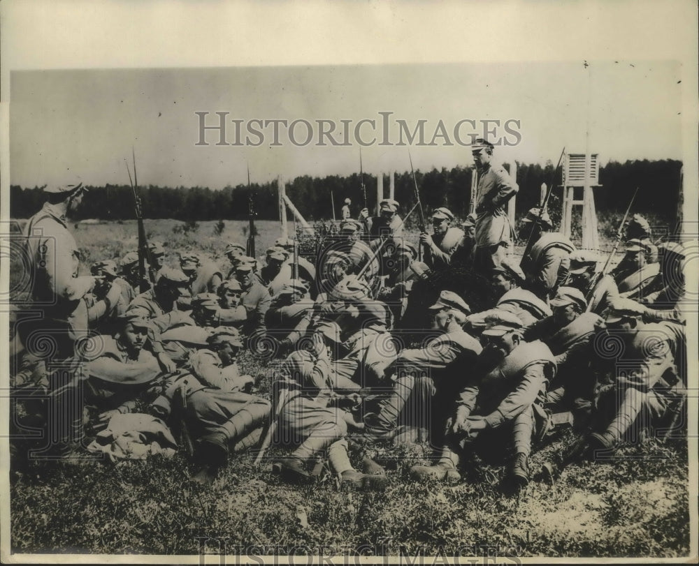 1929 Press Photo Types of Young Russian soldiers as they appeared at rest - Historic Images