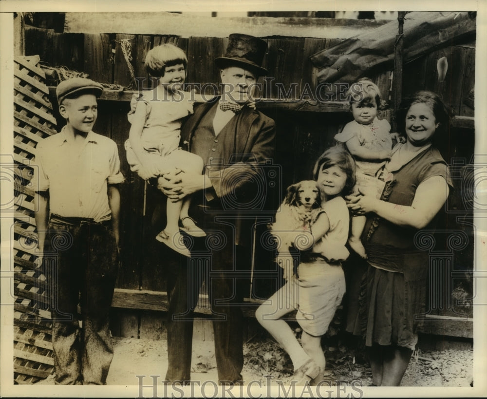 Arthur and Alice Timleck wit some of their 10 children-Historic Images