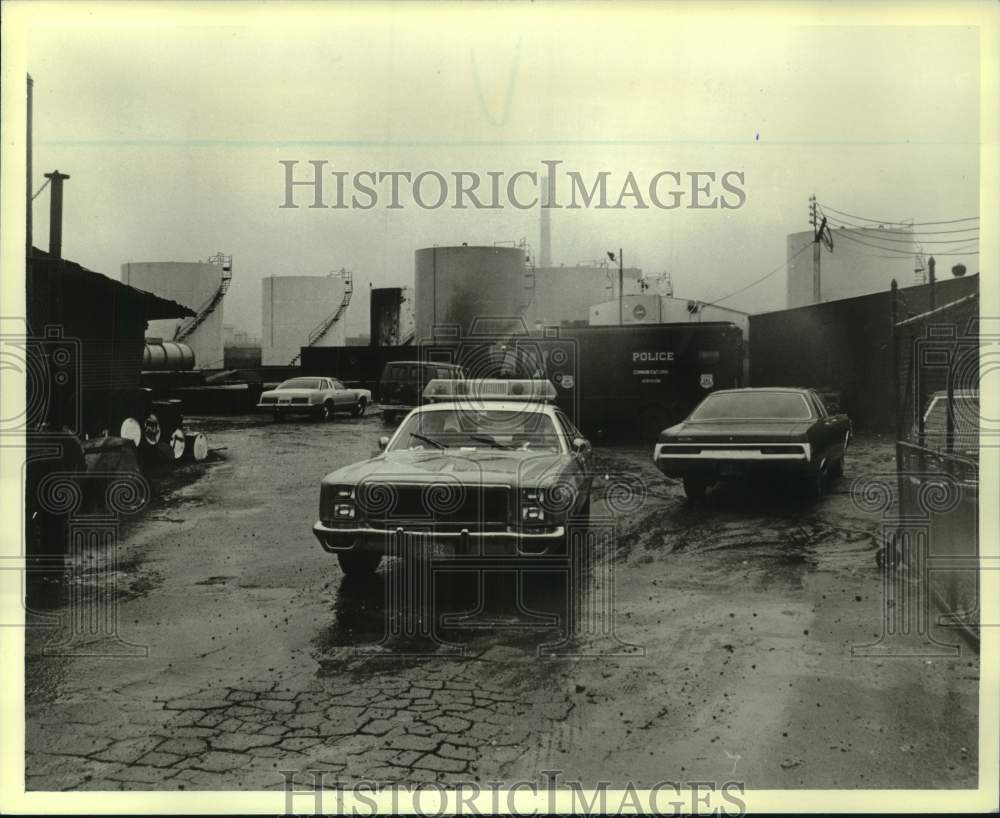1979 Press Photo Police guarding Chelsea Terminal Company site - Historic Images