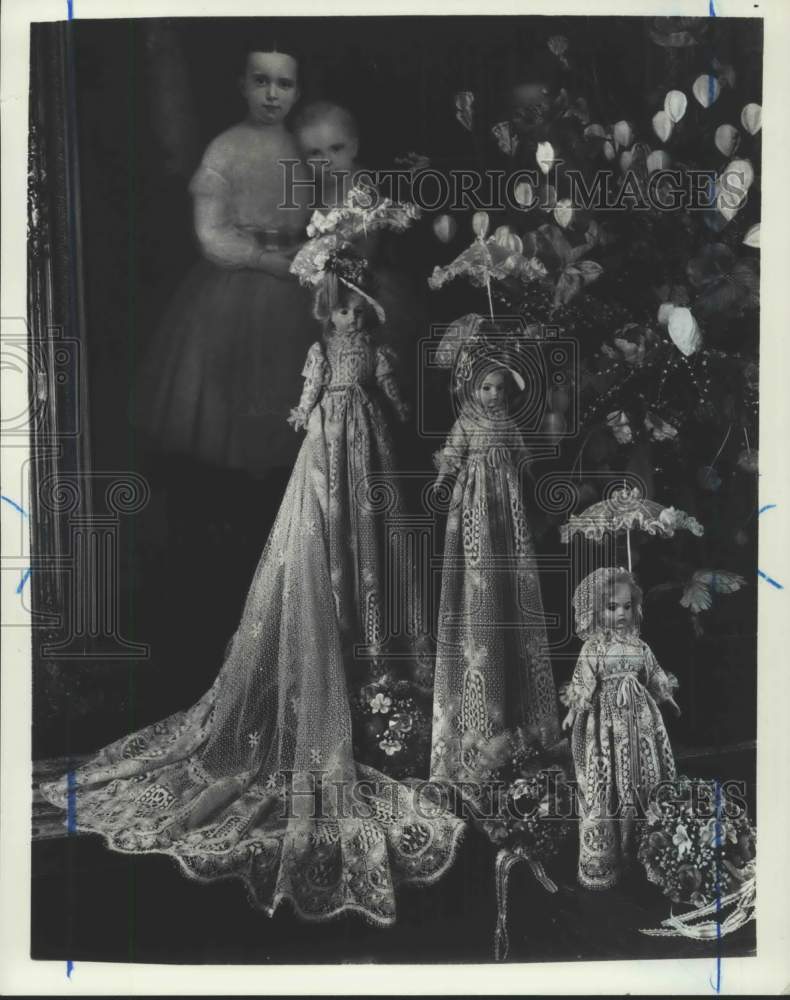 Press Photo Display of Dolls in ornate dresses - Historic Images