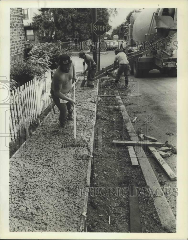 1986 Press Photo Sidewalk construction at Franklin &amp; Prospect Avenues - Historic Images