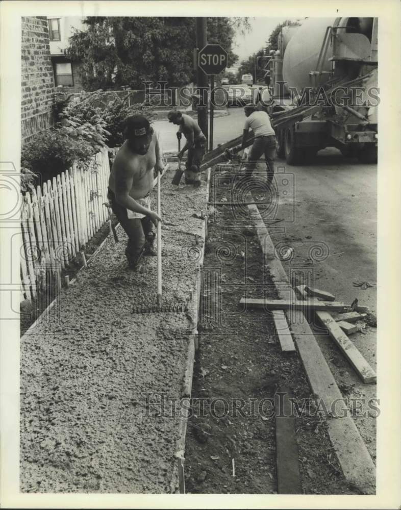 1986 Press Photo Sidewalk construction at Franklin & Prospect Avenues - Historic Images