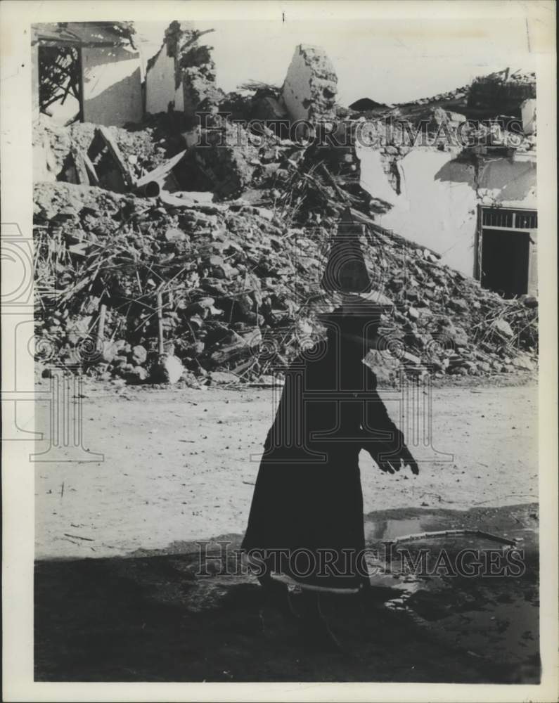 1970 Press Photo Person walking through area damaged by an earthquake - Historic Images