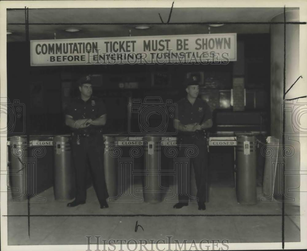 1964 Press Photo Policemen at the St. George Ferry Terminal turnstile area - Historic Images