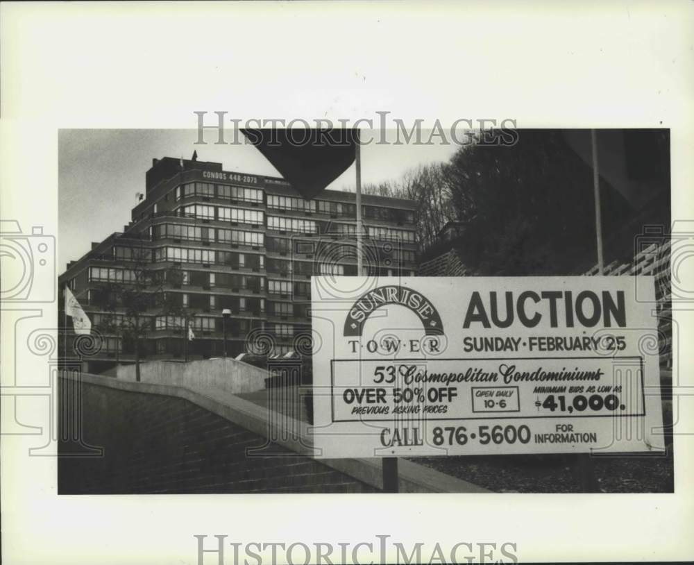 1990 Press Photo Auction sign at Grymes Hill&#39;s Sunrise Tower Condominium - Historic Images