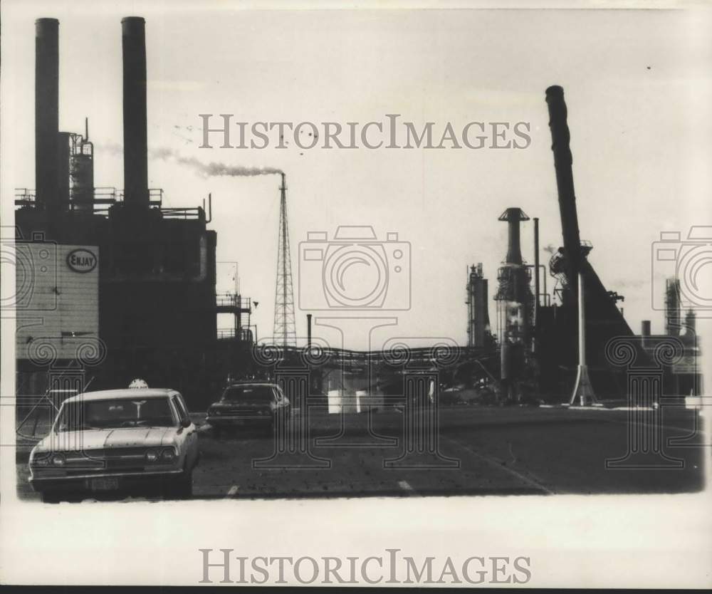 1970 Press Photo Standard Oil Bayway Refinery debris after an expolsion - Historic Images
