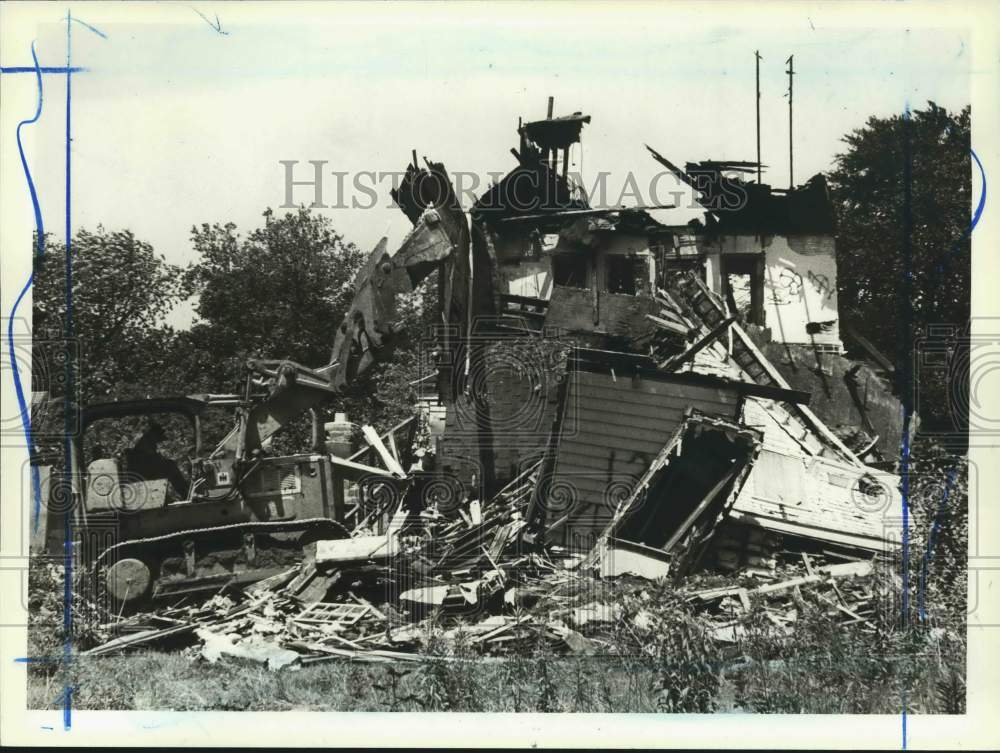 1983 Press Photo A bulldozer demolishes a vandalized house in New Dorp - Historic Images
