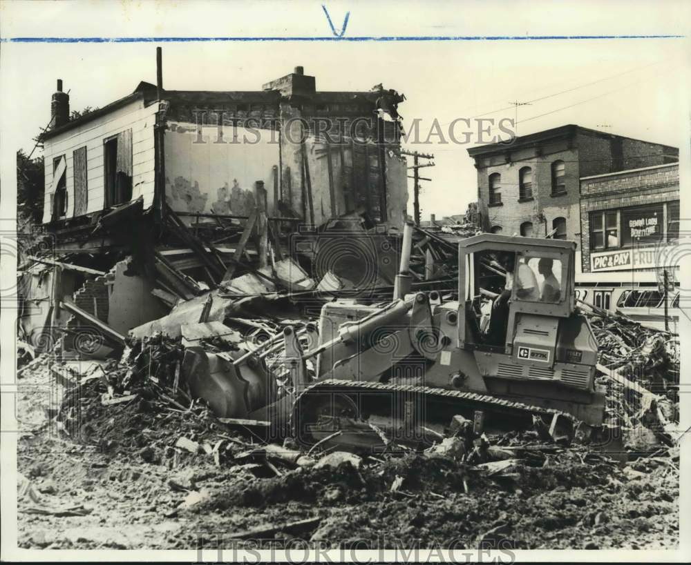 1977 Press Photo A bulldozer works the demolition of buildings in Tompksinville - Historic Images