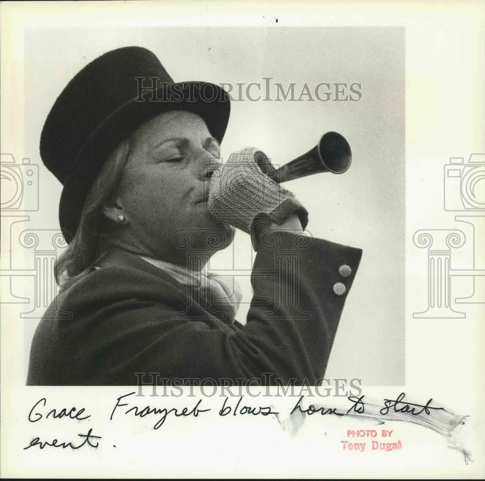 1983 Press Photo Grace Franzreb blows a call for a hunt to begin - sia02494- Historic Images