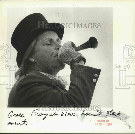 1983 Press Photo Grace Franzreb blows a call for a hunt to begin - sia02494- Historic Images