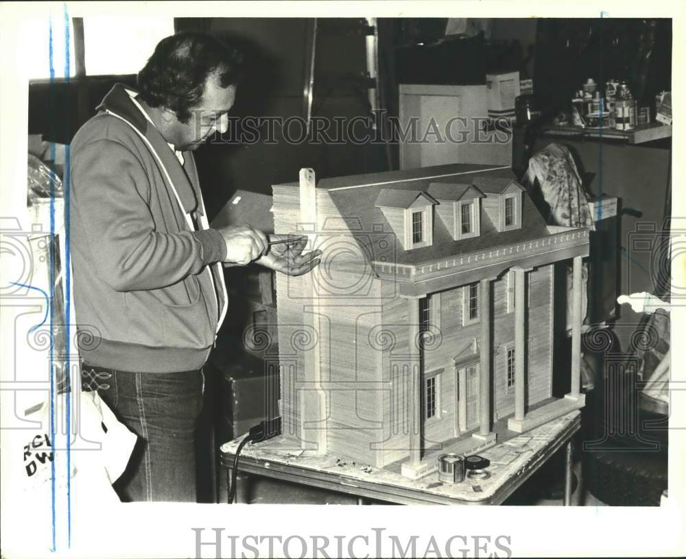 1980 Press Photo Dollhouse builder Vincent Mongiardini at work - Historic Images