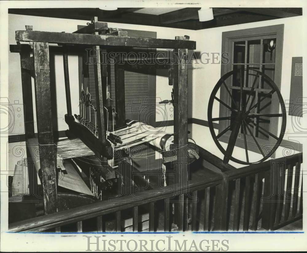 1976 Press Photo An 18th century loom on display on a barge - Historic Images