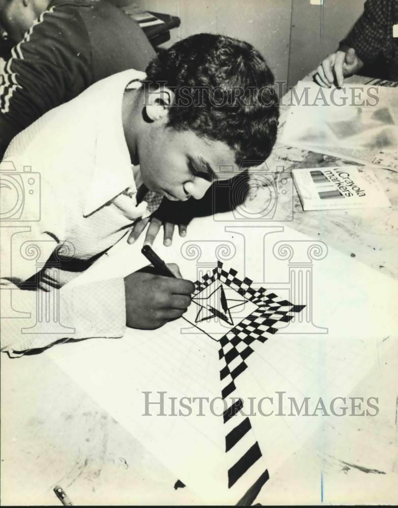 1979 Press Photo Joseph Pagan works on a design idea he created - Historic Images